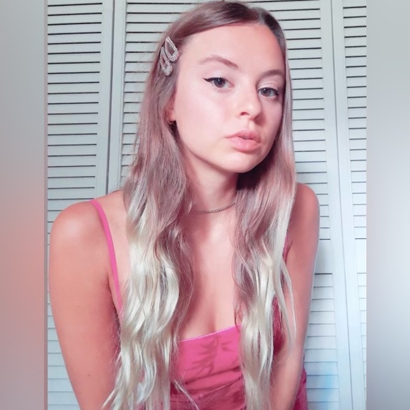 ♡ ABOUT ME ♡ - Picture 1 of 3